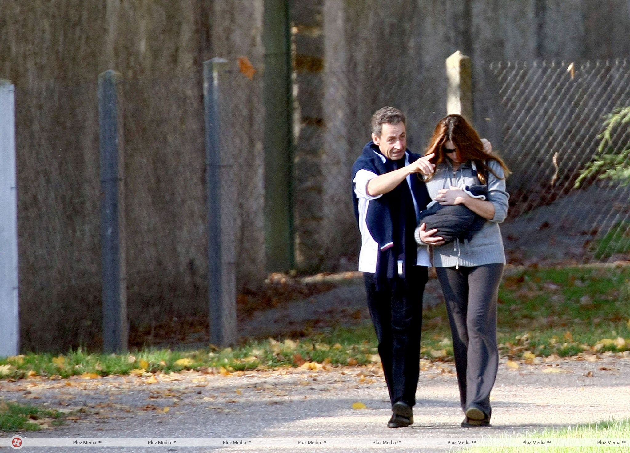 Nicolas Sarkozy and wife Carla Bruni taking a stroll with Giulia | Picture 113947